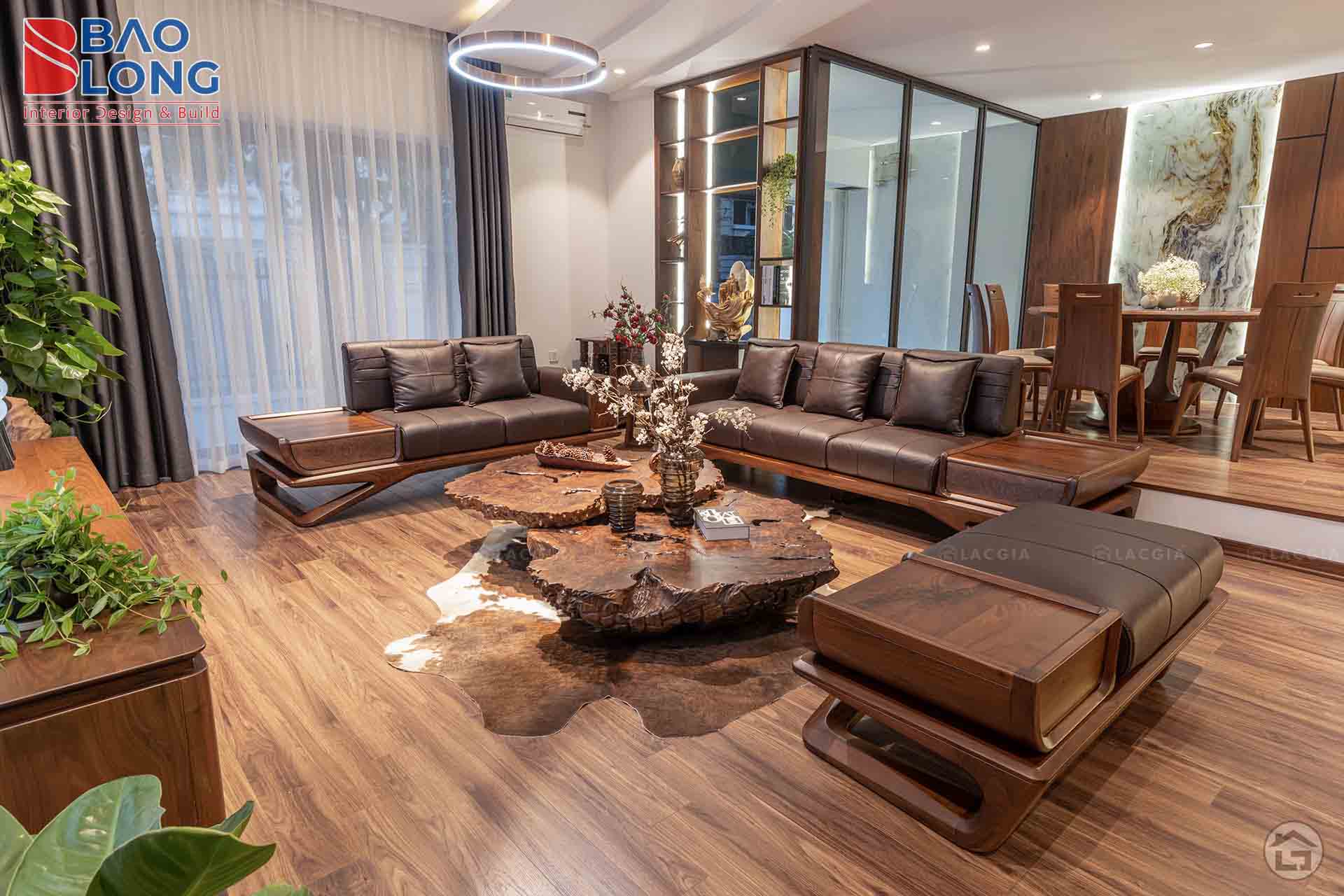 Phòng khách hiện đại với tông màu sáng, sofa chữ L