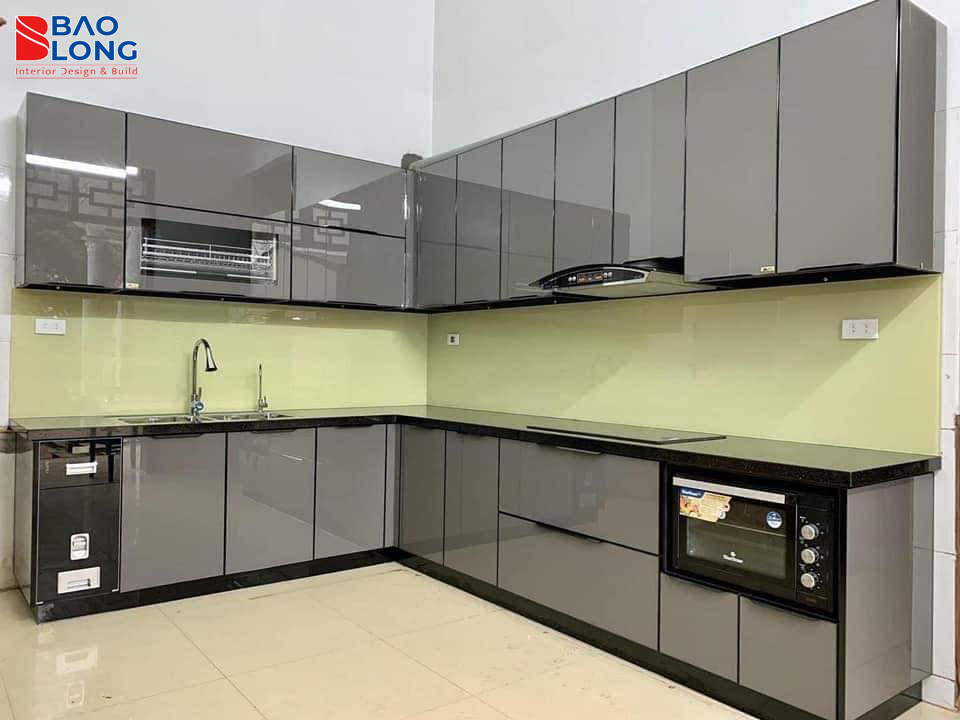 Mẫu tủ bếp acrylic với cánh phẳng không tay nắm tinh tế