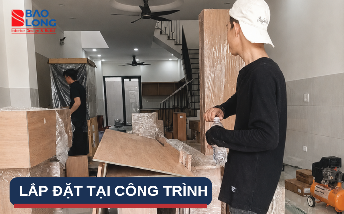 Ảnh đội ngũ lắp tủ bếp, tủ áo hoặc vách trang trí tại căn hộ.