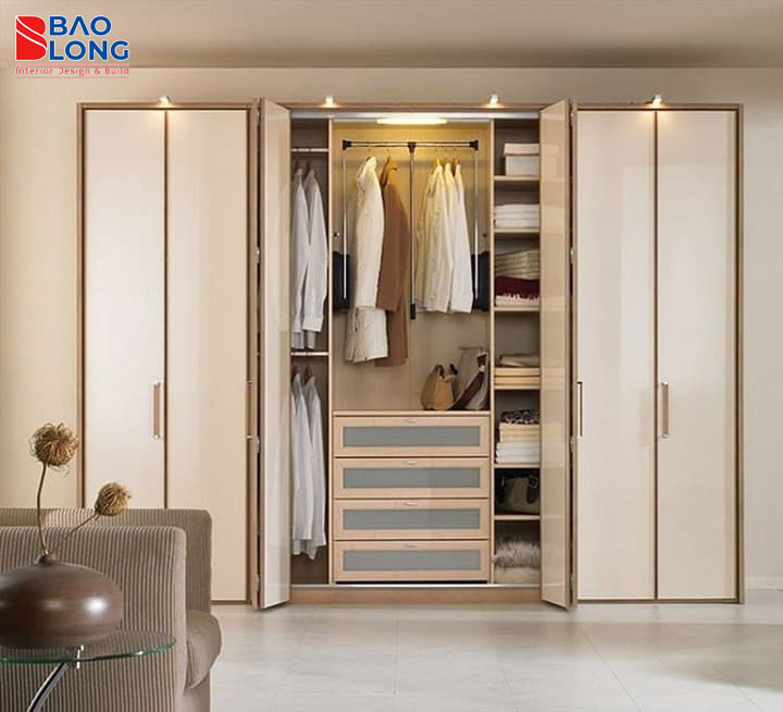 Tủ âm tường cao kịch trần giúp tận dụng không gian lưu trữ hiệu quả