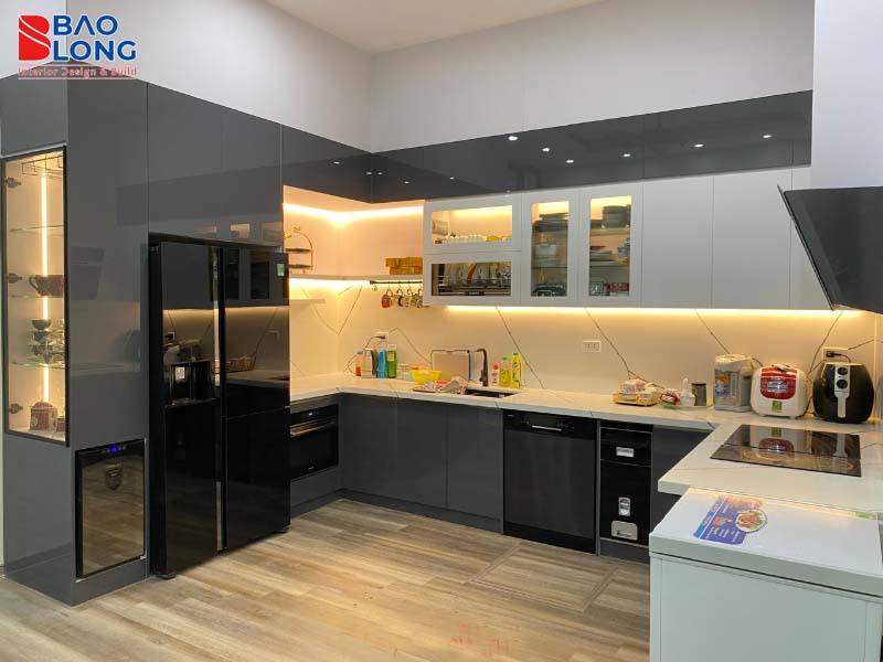 Tủ bếp gỗ công nghiệp cao cấp với hệ thống đèn LED tạo điểm nhấn