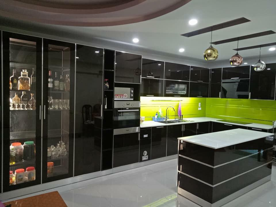 Thiết kế tủ bếp nhôm cánh kính tối giản nhưng đầy đủ công năng